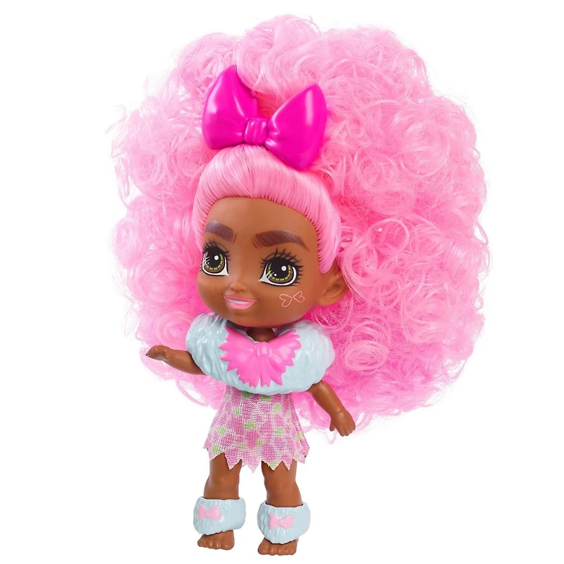Poupée Bébé Diva Cave Club d’environ 8 cm avec cheveux frisés roses, tenue, accessoires et figurine dinosaure, cadeau à partir de 4 ans