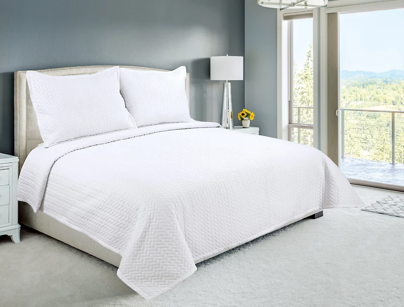Couvre-lit Marina Decoration brodée, ensemble de literie d'été ultra doux et uni avec taie d'oreiller matelassée, motif à chevrons blancs