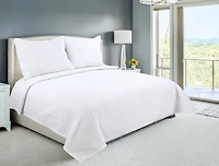 Couvre-lit Marina Decoration brodée, ensemble de literie d'été ultra doux et uni avec taie d'oreiller matelassée, motif à chevrons blancs