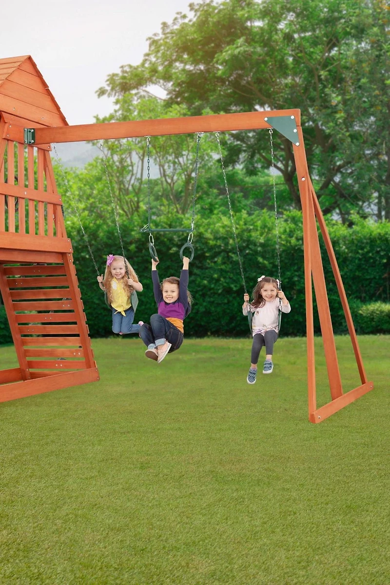 Cedar Chalet Playset avec toit en bois, bac à sable et toboggan