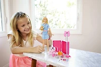 Coffret poupée Barbie Voyage avec chiot, valise et plus de 10 accessoires