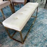 Banc en PU blanc de la collection Heavenly, banc en PU avec acier inoxydable doré, banc en acier inoxydable, banc poli, banc en PU, banc doré, banc d'entrée