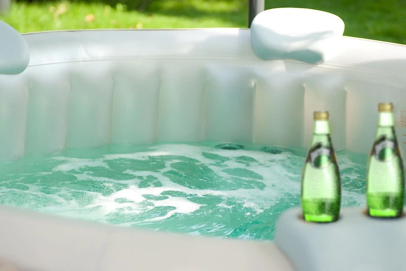 ENSEMBLE APPUIE-TÊTE CONFORT ET PORTE-VERRE, POUR LA SÉRIE AQUA MARINA mSPA HOT TUB AND SPA, est livré avec 2 pièces d'appui-tête confort et une pièce de support en verre.