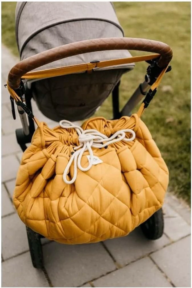 Play & Go - Tapis de Jeu Bio 3-en-1 Chai Tea Mustard – Certifié GOTS - Sac de Rangement et Sac à Couches – Diamètre 140 cm – Doux et Confortable pour Nouveau-né à Tout-Petit –  Facile à Transporter Pa
