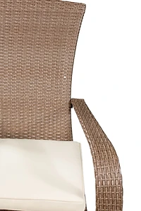 Confortable fauteuil haut Muskoka de Patioflare en osier - osier brun caramel et coussins beiges