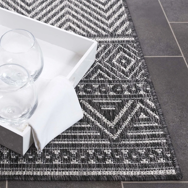 SAFAVIEH Beach House Jolanta Geometric Indoor/Outdoor Area Rug