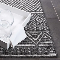 SAFAVIEH Beach House Jolanta Geometric Indoor/Outdoor Area Rug