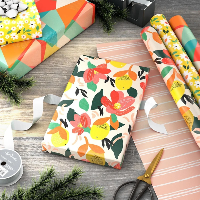 Papier d'emballage réversible, Hallmark (3 rouleaux – 75 pieds carrés au total), motifs floraux et abstraits, motif de citrons.