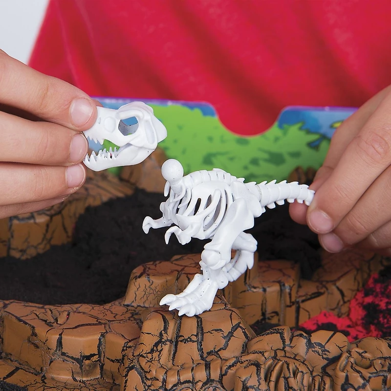 Kinetic Sand, Coffret Fossiles Dino avec 10 os de dinosaures cachés à découvrir, pour les enfants à partir de 6 ans