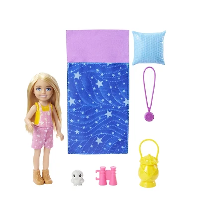 Coffret Barbie Vive le Camping avec Poupée Chelsea (environ 15 cm, Blonde), Hibou, Sac de Couchage, Jumelles et Accessoires de Camping, Cadeau pour les Enfants de 3 à 7 ans Âges 3+