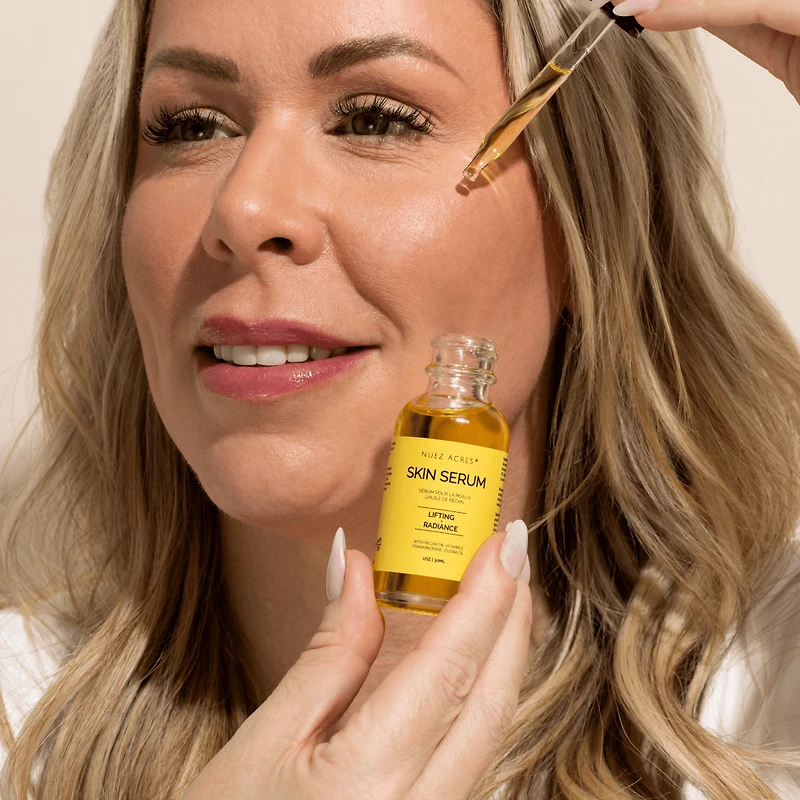 Sérum de Jour Raffermissant Nuez Acres® avec Vitamine E, Huile de Pacane et Jojoba, 30ml Raffermissez et rajeunissez votre peau tout en profitant d'une hydratation 24 heures sur 24 avec le sérum de jour Nuez Acres® à la vitamine E et à l'huile de noix de pécan.