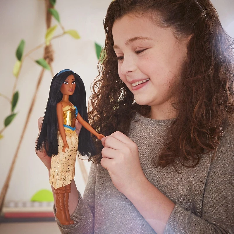 Poupée Disney Princess Royal Shimmer Pocahontas avec jupe et accessoires