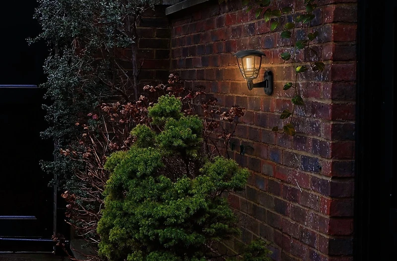 SOLAR BLACK WALL SCONCE WITH SINGLE FILAMENT BULB