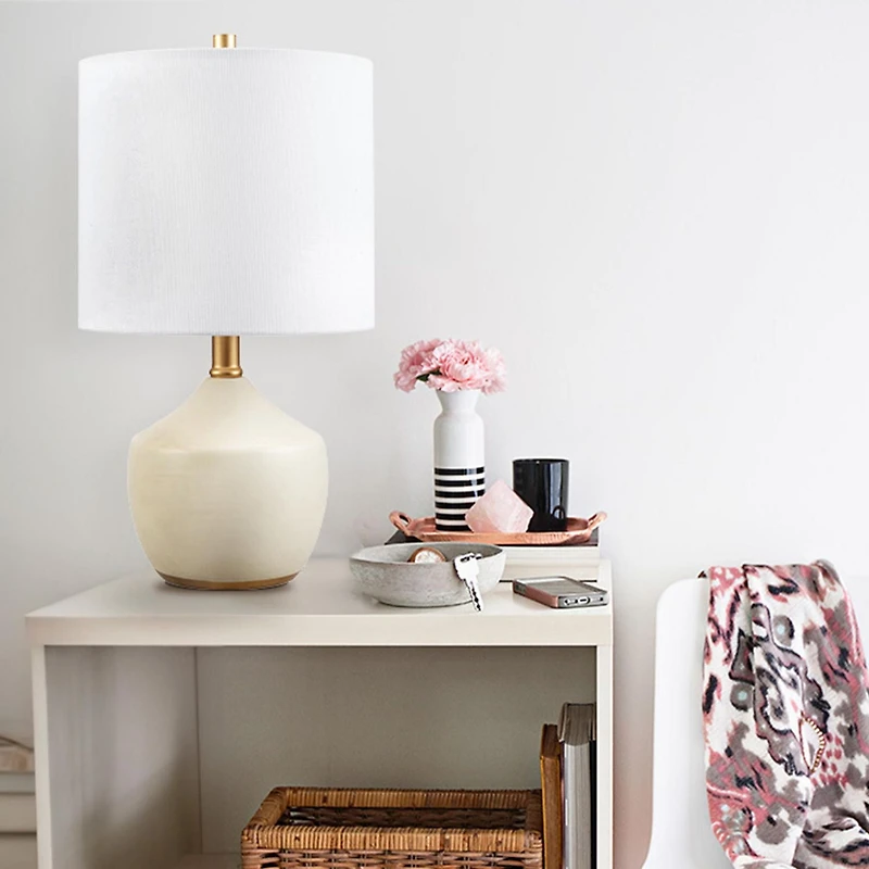 Lampe de table en céramique de 16 po Novogratz x Globe au fini crème à texture de béton avec abat-jour en lin blanc