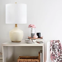 Lampe de table en céramique de 16 po Novogratz x Globe au fini crème à texture de béton avec abat-jour en lin blanc