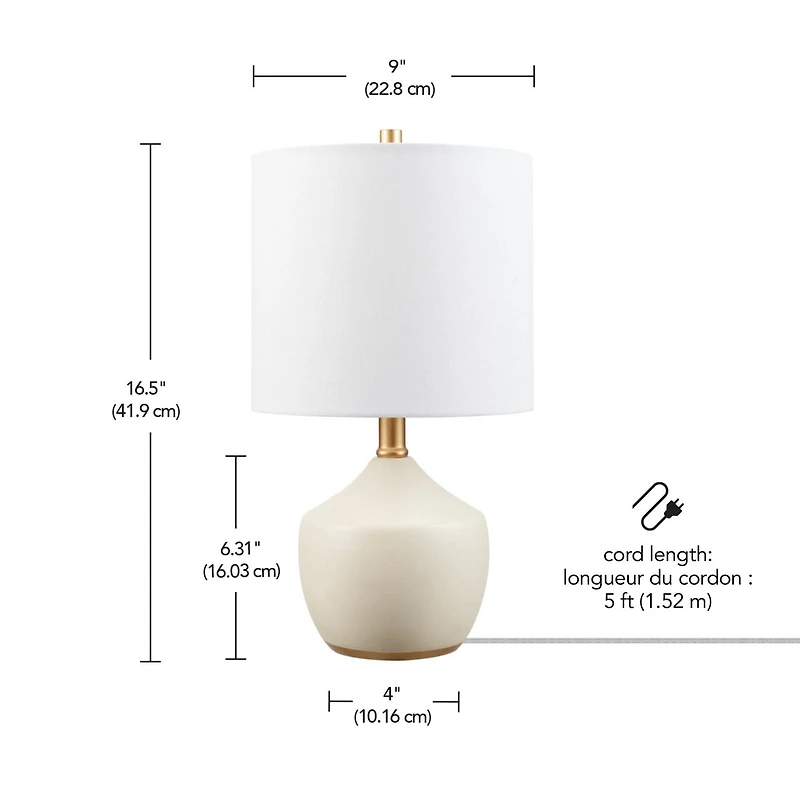 Lampe de table en céramique de 16 po Novogratz x Globe au fini crème à texture de béton avec abat-jour en lin blanc