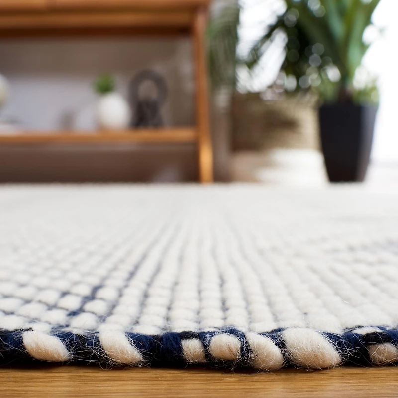 SAFAVIEH Natura Skyler Stripe Diamond Tassel Area Rug