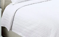 Couvre-lit Marina Decoration brodée, ensemble de literie d'été ultra doux et uni avec taie d'oreiller matelassée, motif à chevrons blancs