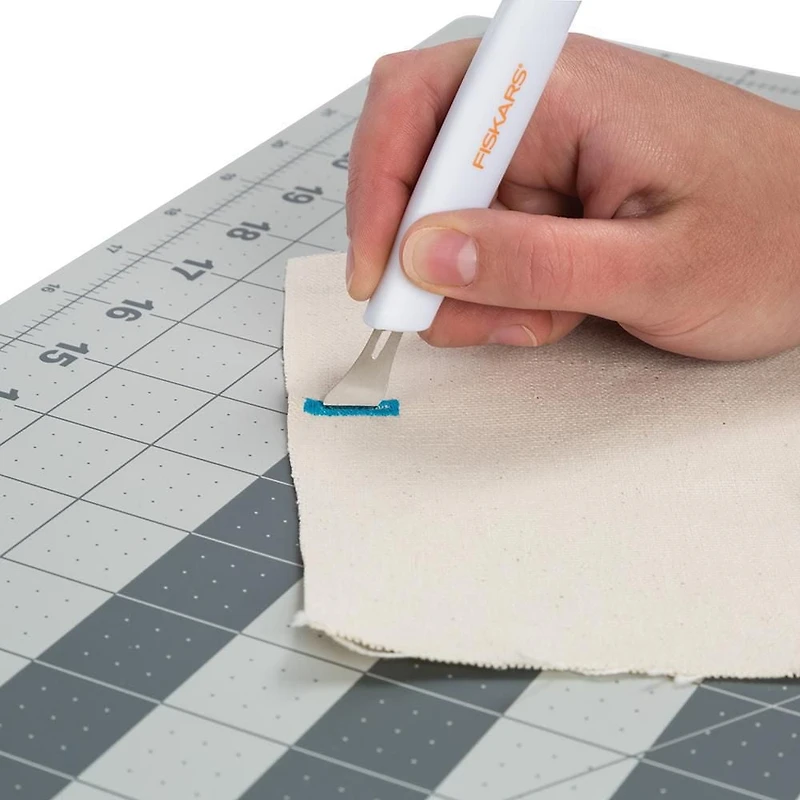 Couteau à tissu Easy Change de Fiskars (3 lames) Passer facilement d’une tâche