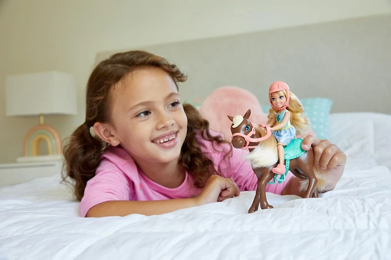 Poupée Barbie Club Chelsea et Cheval, blonde de 15 cm (6 po), vêtue d’une tenue et d’accessoires, cadeau pour les 3 à 7 ans