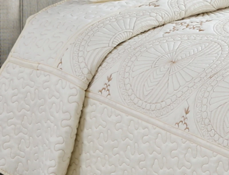 Couvre-lit Marina Decoration brodée, ensemble de literie ultra doux et uni, avec taie d'oreiller matelassée, motif géométrique crème