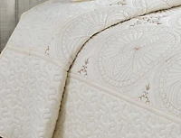 Couvre-lit Marina Decoration brodée, ensemble de literie ultra doux et uni, avec taie d'oreiller matelassée, motif géométrique crème
