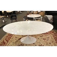 SALLE À MANGER OVALE EN MARBRE 67'' . Table de salle à manger ovale élégante avec plateau en marbre et base en aluminium blanc<br>Dimensions : 28,5" H x 79" L x 47,5" P