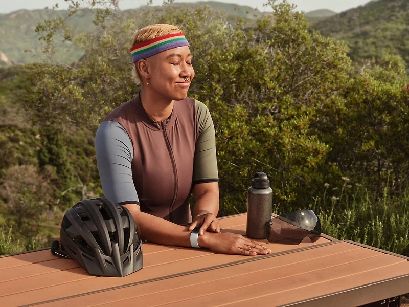 Google Fitbit Charge 6 Advanced Fitness and Health Tracker, Black, (1), Silver with White Band