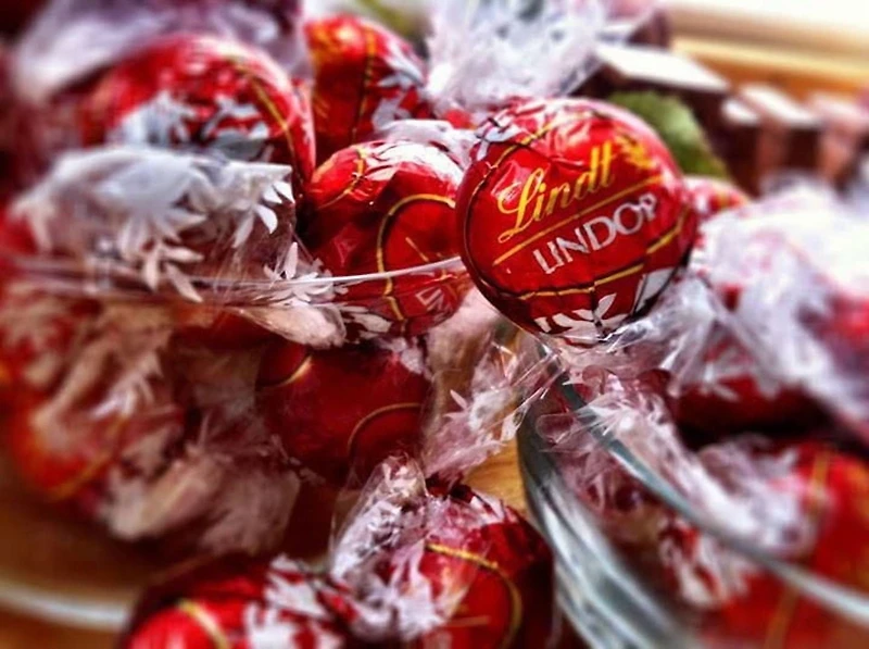 Lindt Lindor Assorted Chocolate Truffles Pouch