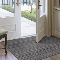 MAINSTAYS Tapis tuffeté absorbant en polypropylène de 36 x 48 po à rayures noires et grises.