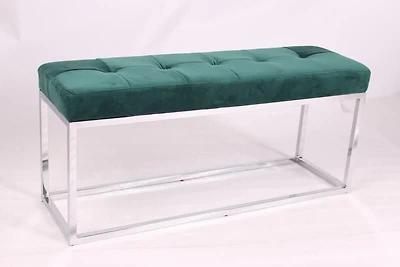 Banc rembourré en velours vert avec base en acier inoxydable.