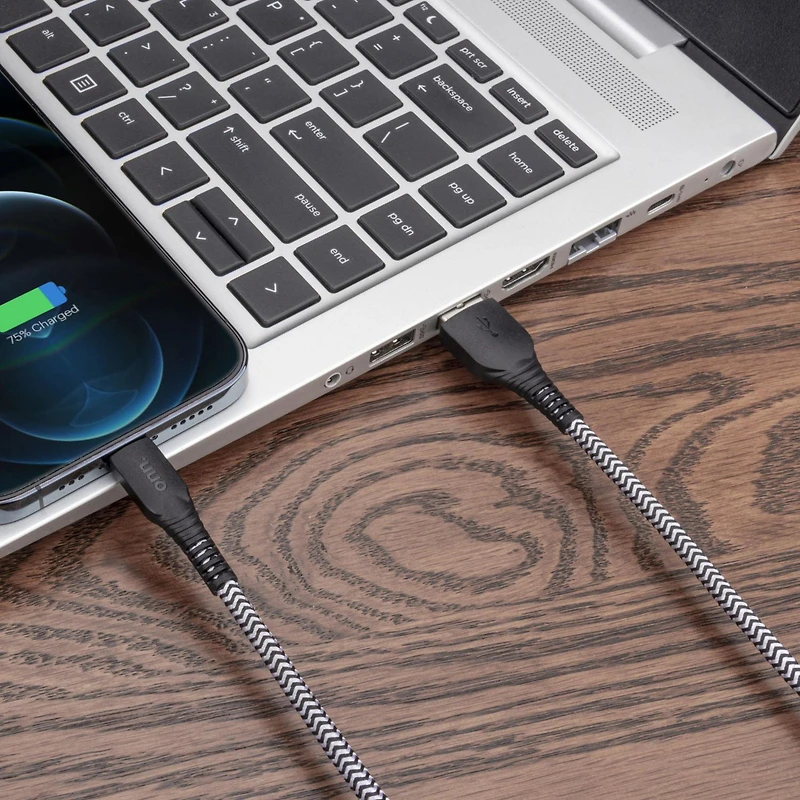 Câble tressé Lightning vers USB-A de 1,8 m/6 pi de Onn. Transfère pendant chargement