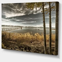 Designart Jetée de Brown Lake Art mural sur toile