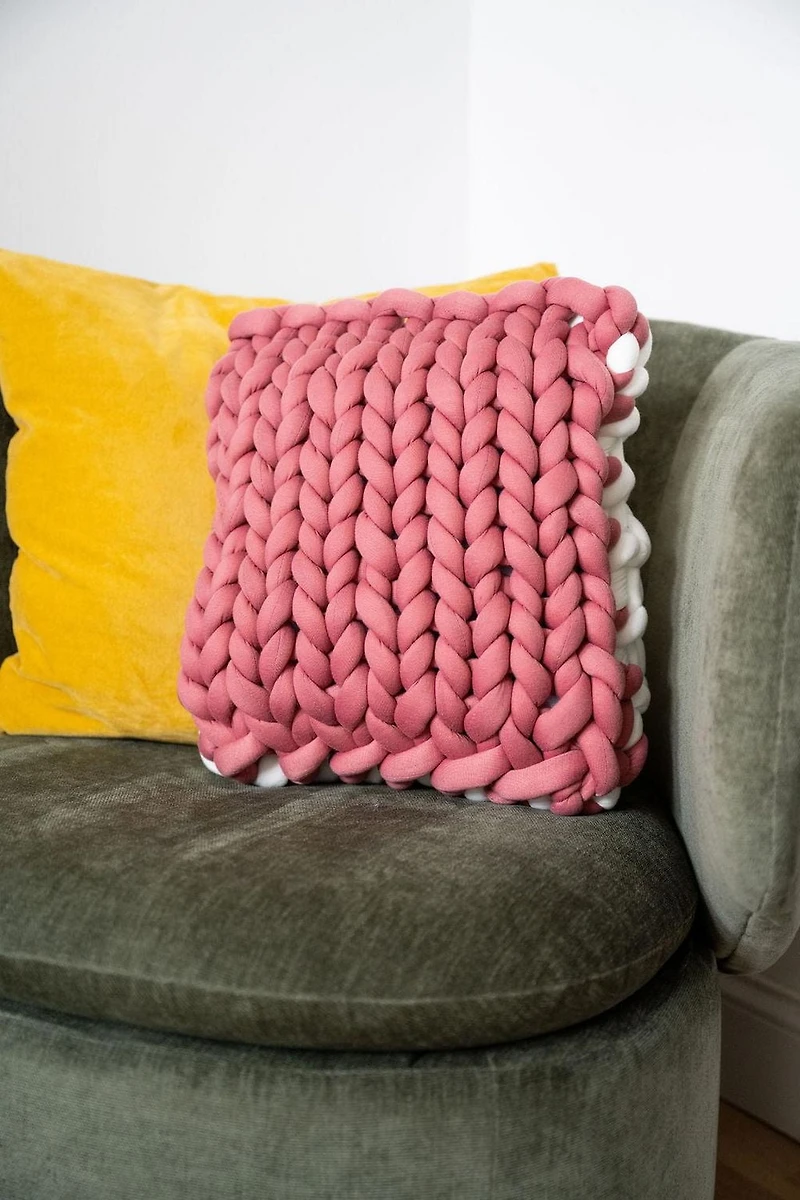 Lion Brand Cover Story Squish Stitch Yarn #7 Jumbo Weight Yarn 550g/24m 1 Ball