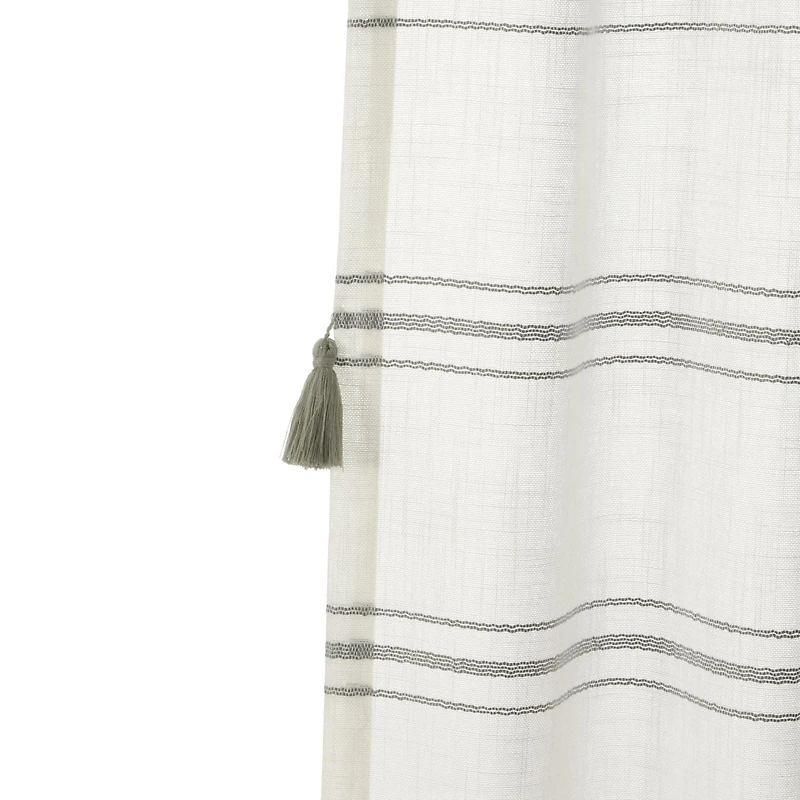 Panneau de rideau à rayures et franges en poly-coton filtrant la lumière Better Homes & Gardens, 50 x 84 pouces, Vert Panneau de rideau à pompons filtrant la lumière