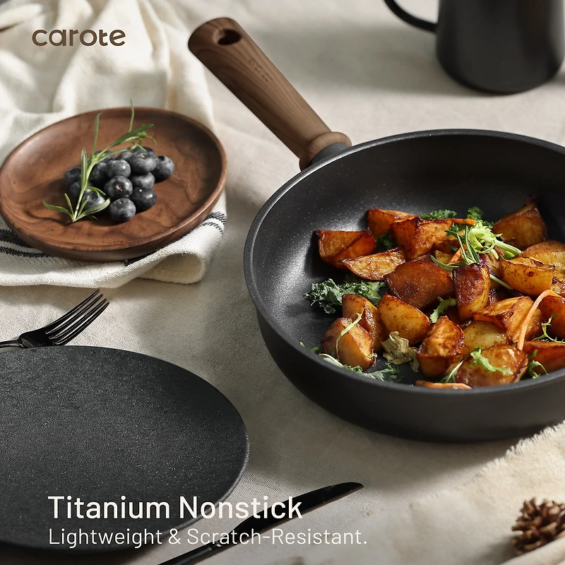 Batterie de cuisine antiadhésive en titane Carote Batterie de cuisine antiadhésive en titane Carote – 15 pièces, Compatible induction, avec ustensiles en silicone et protège-poêles, passe au lave-vaisselle – Coloris noir