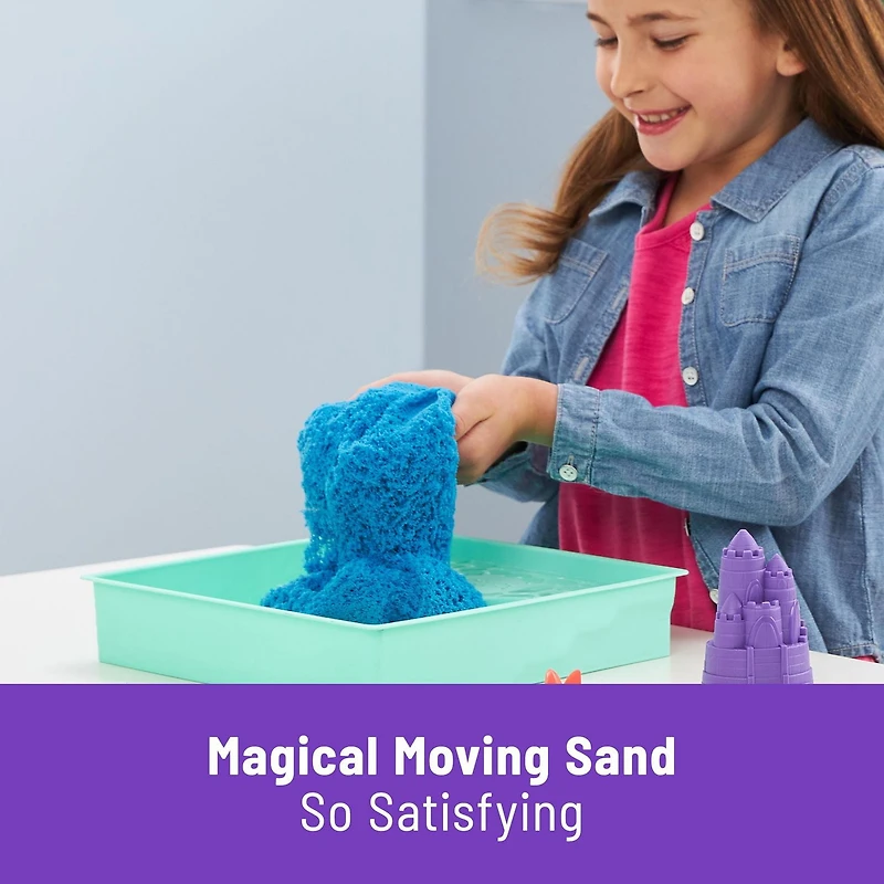 Kinetic Sand, Coffret Bac à sable, 454 g de sable bleu, bac à sable, 4 moules et outils, jouets sensoriels pour les enfants à partir de 3 ans