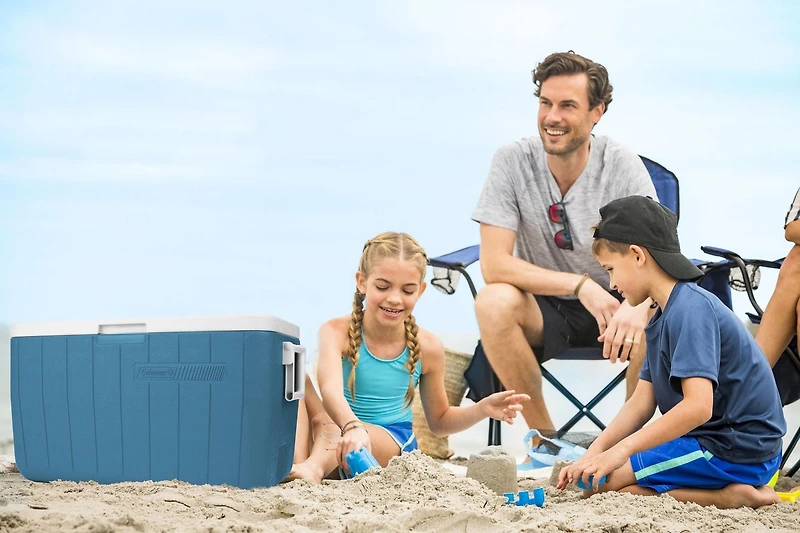 Coleman Chiller 48-Quart Hard Cooler, 45.4-Litre Portable Beach and Ice Chest Camping Cooler