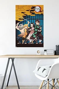 Demon Slayer – Art de Groupe 22,375" x 34" Affiche Murale avec Cadre Magnétique en Bois de Hêtre, par Trends International
