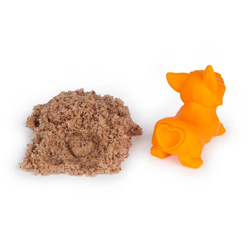 Kinetic Sand, Doggie Dig avec outil multi-usage surprise en forme de chien, 170 g de sable de plage et rangement de sable à modeler (plusieurs modèles disponibles.), jouets sensoriels pour enfants Doggie Dig