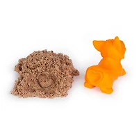 Kinetic Sand, Doggie Dig avec outil multi-usage surprise en forme de chien, 170 g de sable de plage et rangement de sable à modeler (plusieurs modèles disponibles.), jouets sensoriels pour enfants Doggie Dig