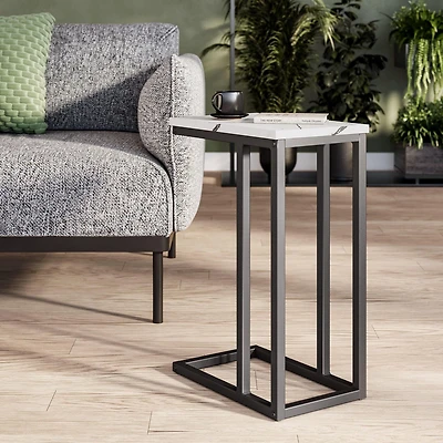 Table d'appoint rectangulaire étroite d'intérieur CorLiving Fort Worth en bois d'ingénierie avec piètement en acier en forme de C, finition marbre blanc