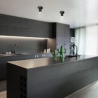 Projecteur convertible pour le mur ou le plafond de 4,5 po à DEL intégrées, noir mat à tête pivotante