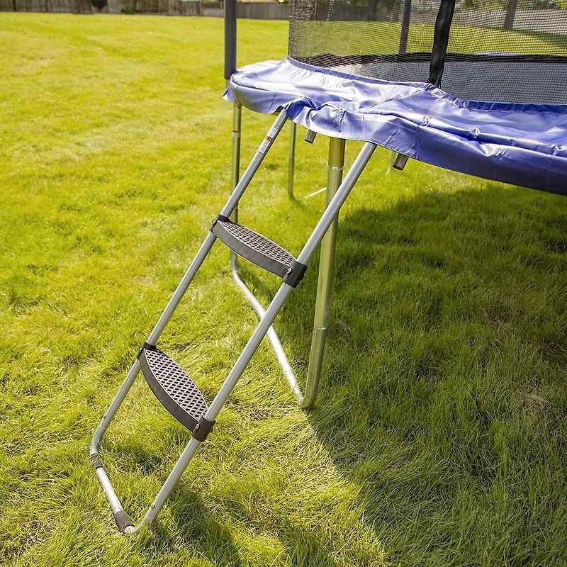 SKYWALKER TRAMPOLINES Kit d'accessoires pour trampolines d'extérieur, crochet universel, échelle large antidérapante à 2 marches, en forme de U, paquet de 4, piquets à vent robustes, jeu de basket-bal