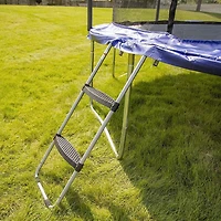 SKYWALKER TRAMPOLINES Kit d'accessoires pour trampolines d'extérieur, crochet universel, échelle large antidérapante à 2 marches, en forme de U, paquet de 4, piquets à vent robustes, jeu de basket-bal