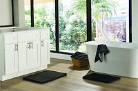Ensemble de 2 tapis de bain en fausse fourrure de lapin grise Better Homes & Gardens, 17" x 24" et 20" x 30".