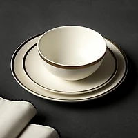 Assiette à salade en grès Thyme & Table, collection Everest, blanche
