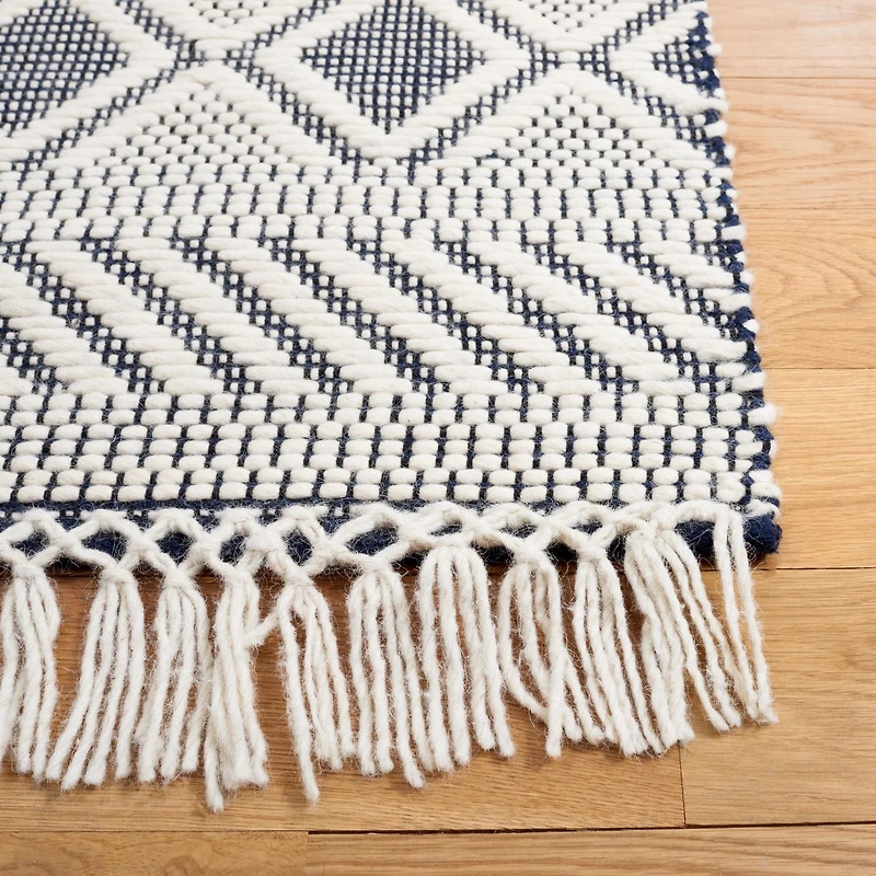 SAFAVIEH Natura Skyler Stripe Diamond Tassel Area Rug