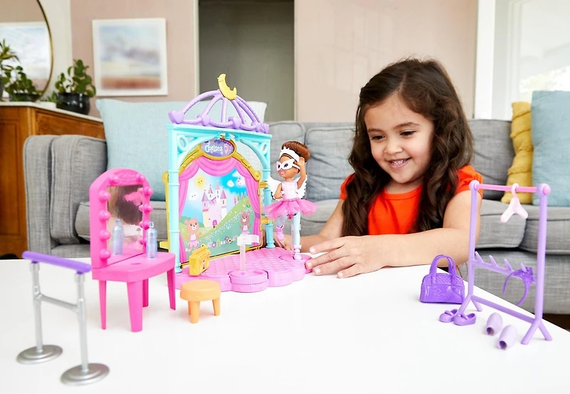 Coffret Barbie Club Chelsea version danse classique avec poupée Chelsea brune de 15 cm, scène modulable et accessoires dont une barre de danse et une tenue, cadeau pour enfants de 3 à 7 ans