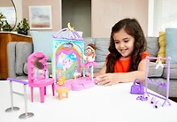 Coffret​ Barbie Club Chelsea version danse classique avec poupée Chelsea brune de 15 cm, scène modulable et accessoires dont une barre de danse et une tenue, cadeau pour enfants de 3 à 7 ans